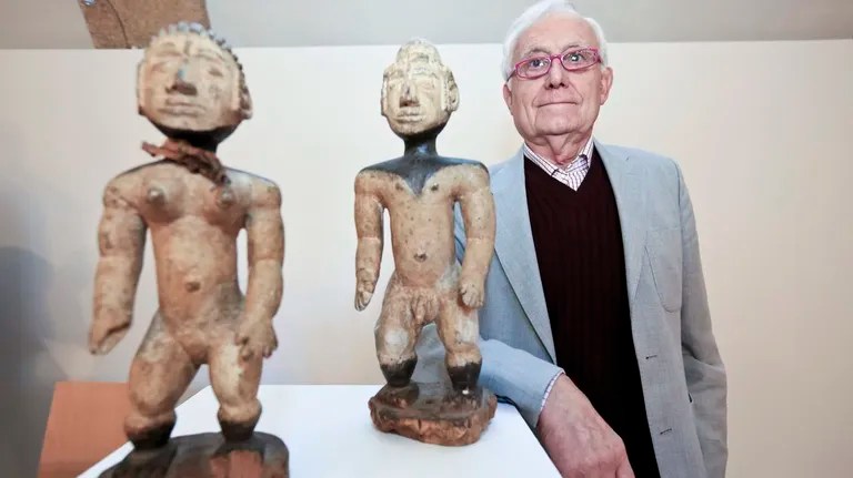 Xoán Anllo en el 2015 con piezas que donó al Museo Provincial ALBERTO LÓPEZ